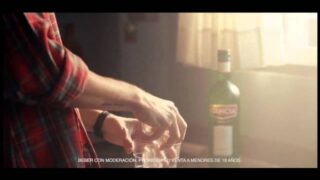 Publicidad GANCIA – Preparar Gancia con pomelo en un vaso teléscopico