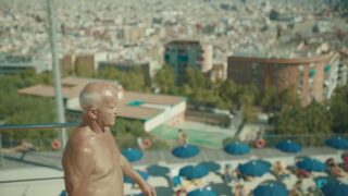hombre señor mayor salto pileta iphone 7 barcelona comercial anuncio