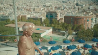 hombre señor mayor salto pileta iphone 7 barcelona comercial anuncio