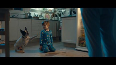 propaganda perro señala nene