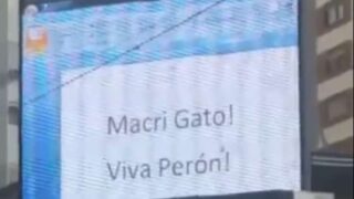 Pantalla hackeada en esquina de Buenos Aires