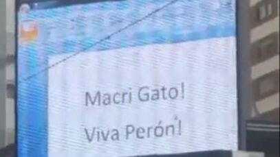 Pantalla hackeada en esquina de Buenos Aires