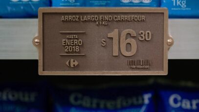 Publicidad CARREFOUR – Precios Corajudos (con chapita de metal)