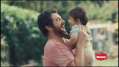 Publicidad HUGGIES Active Sec – Padre jugando con bebé – Ajusta a la cintura