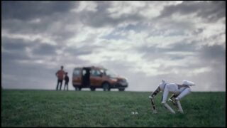 Publicidad RENAULT Kangoo Express – Perrito robot que quiere ir al baño