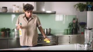 Publicidad CIF Antigrasa Ultra rápido – Hombre limpiando la cocina – Gritito
