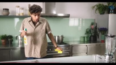 Publicidad CIF Antigrasa Ultra rápido – Hombre limpiando la cocina – Gritito