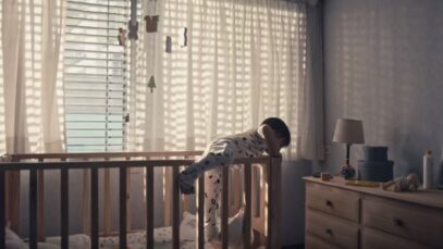 bebe escapando tarjeta naranja