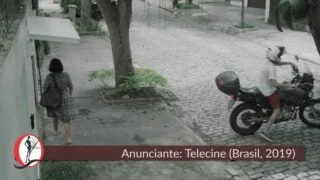 Comercial-TELECINE-Mujer-empujada-por-el-portón-de-garage.jpg