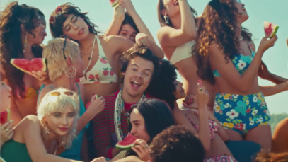 Rodeado de mujeres sin respetar el aislamiento social Harry Styles