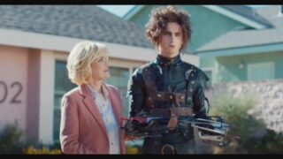 Super-Bowl-Winona-Ryder-Timothee-Chalamet-Edward-Scissorhands-Cadillac-hijo-comercial-spot-ad-1024×582