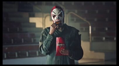 Comerciales DORITOS saca lo Bold: ZOMBIE luchador, OSO karateca, MUÑECA