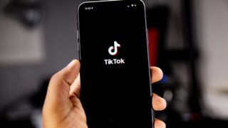 TikTok permite bloquear cuentas y eliminar comentarios de forma masiva