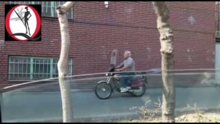 Mamita !! Los iraníes andan en moto arriba de la