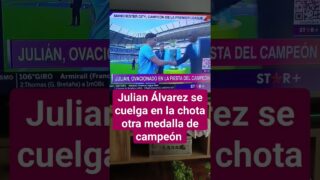 «El Araña» Julián Álvarez recibe la medalla de la Premier