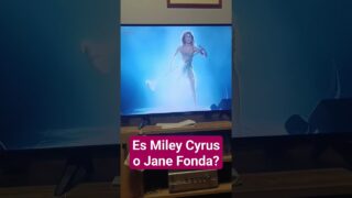 #grammys ¿Es Miley Cyrus o Jane Fonda?