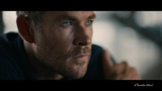 Chris Hemsworth redefine la elegancia en anuncio de Emidio Tucci
