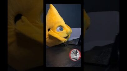 Gota de Magistral viendo stream del CONICET desde el fondo