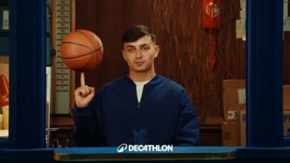 DECATHLON sorprende: PEDRI deja el balón y reparte paquetes